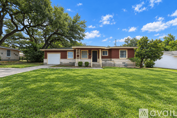 Temple House: 1417 Live Oak Dr