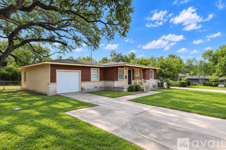 Temple House: 1417 Live Oak Dr