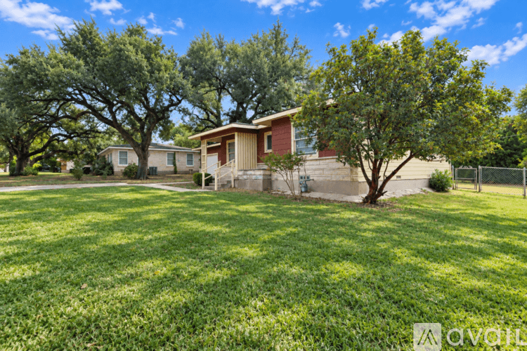 Temple House: 1417 Live Oak Dr