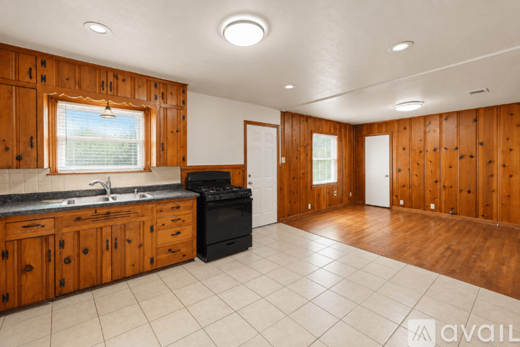 Temple House: 1417 Live Oak Dr