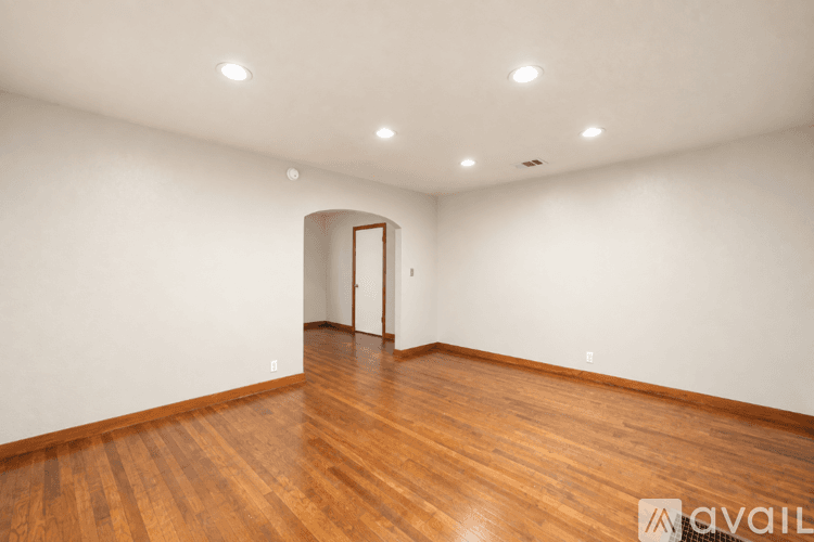 Temple House: 1417 Live Oak Dr