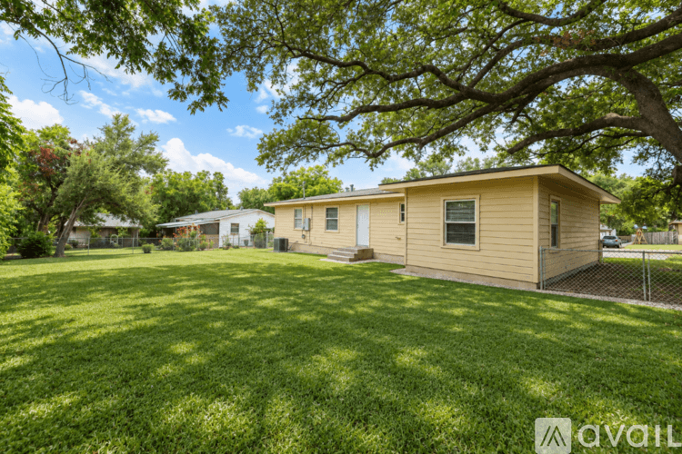 Temple House: 1417 Live Oak Dr