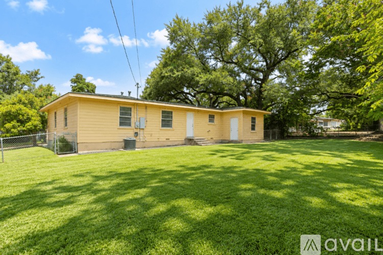 Temple House: 1417 Live Oak Dr