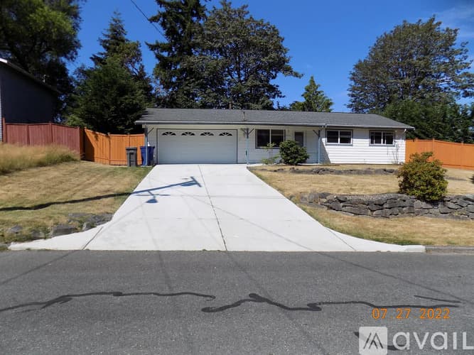 Newcastle House: 7111 121st Avenue SE