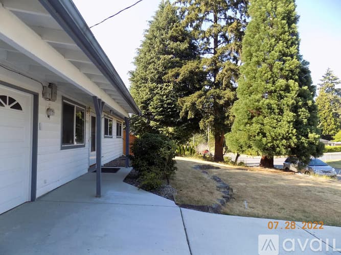 Newcastle House: 7111 121st Avenue SE
