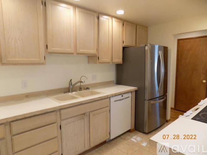 Newcastle House: 7111 121st Avenue SE