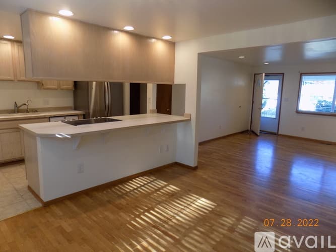 Newcastle House: 7111 121st Avenue SE