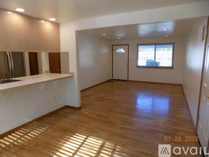 Newcastle House: 7111 121st Avenue SE