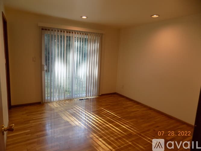 Newcastle House: 7111 121st Avenue SE