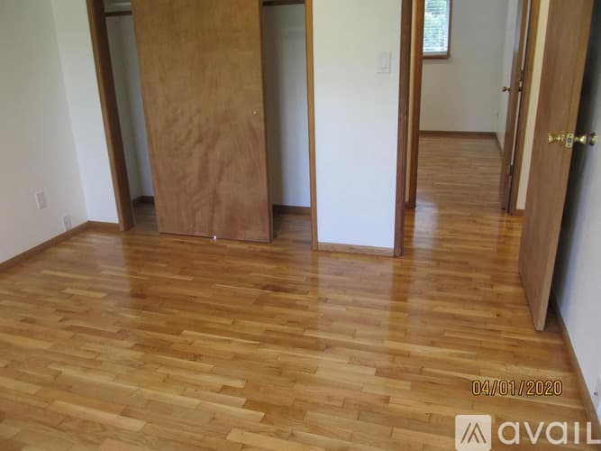 Newcastle House: 7111 121st Avenue SE