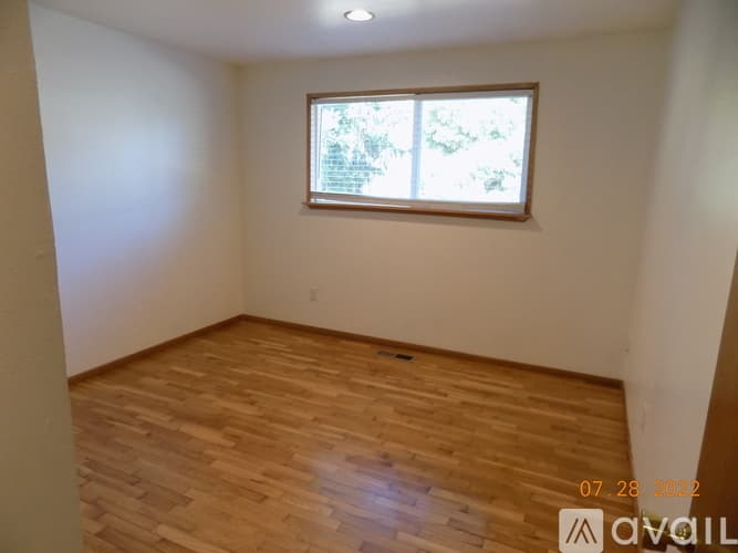 Newcastle House: 7111 121st Avenue SE