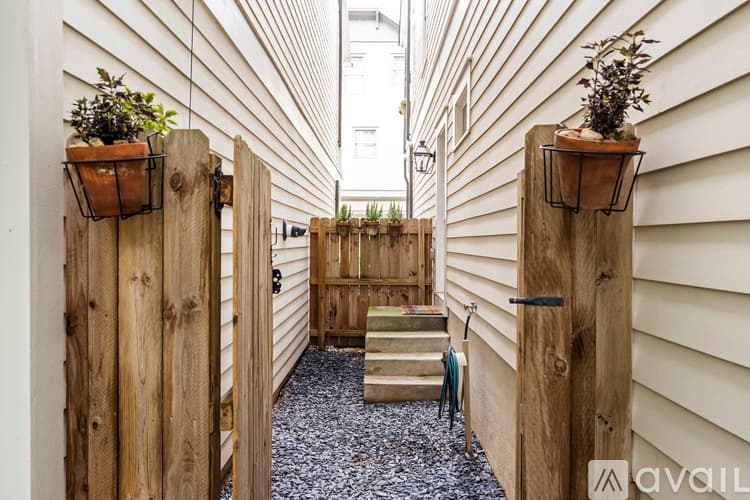 Decatur House: 822 Grove Bend