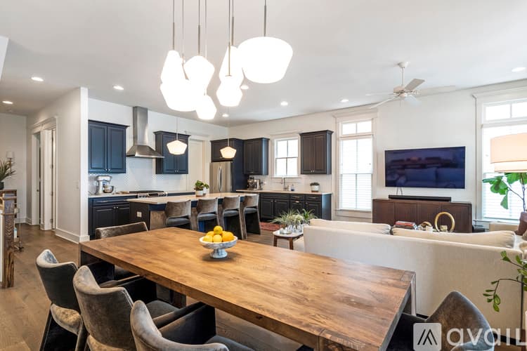 Decatur House: 822 Grove Bend