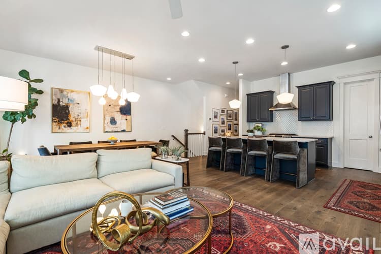 Decatur House: 822 Grove Bend