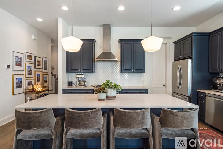 Decatur House: 822 Grove Bend