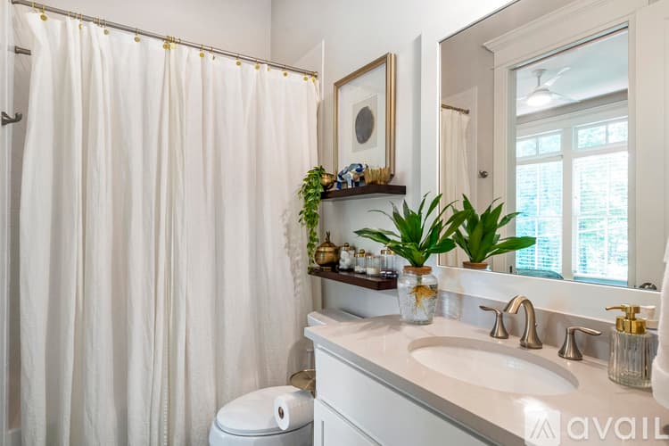 Decatur House: 822 Grove Bend