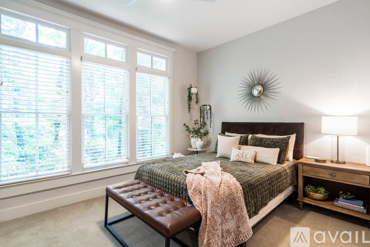 Decatur House: 822 Grove Bend