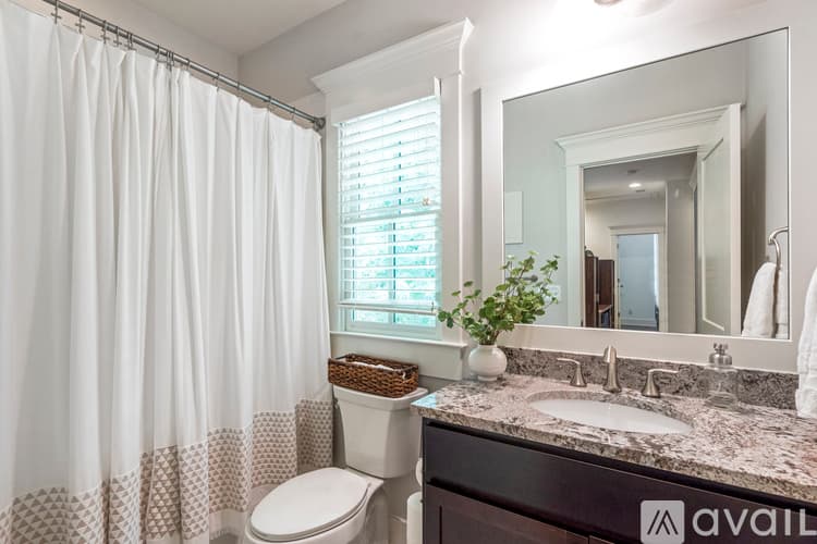 Decatur House: 822 Grove Bend