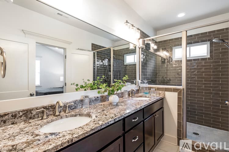 Decatur House: 822 Grove Bend