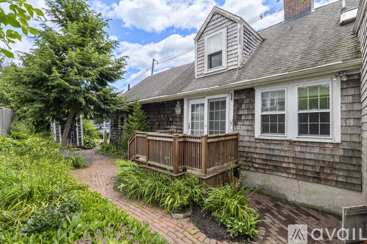 Hingham Townhome: 191 South St