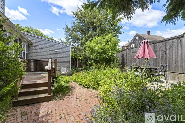 Hingham Townhome: 191 South St