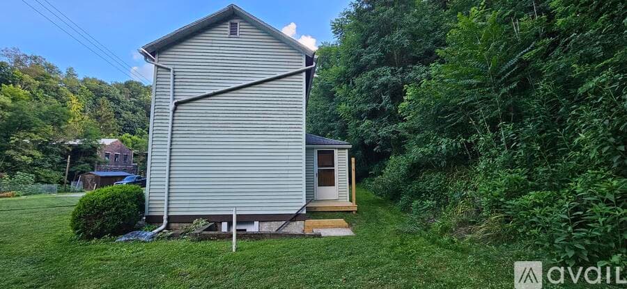 Leechburg House: 104 Bridge Street