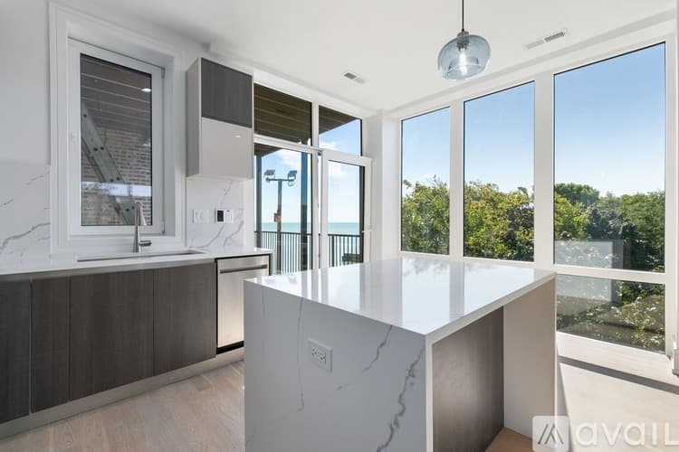 Chicago Apartment: 7729 N Eastlake Terrace