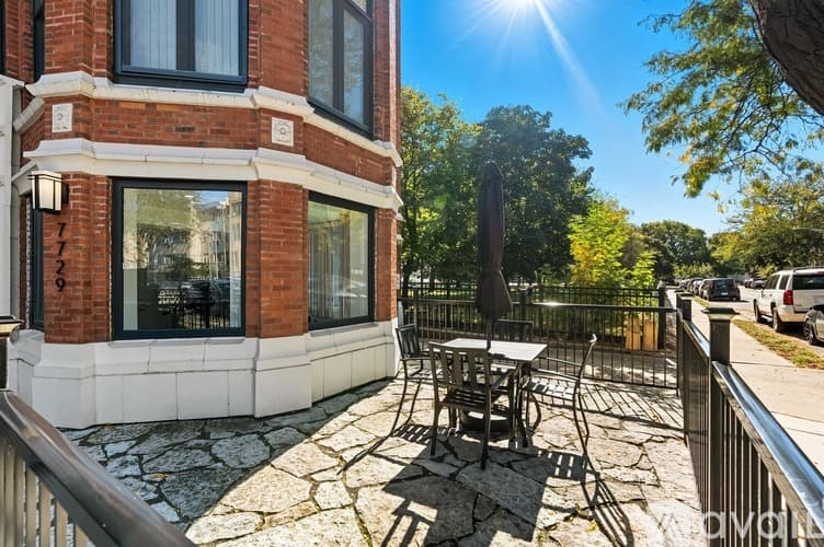Chicago Apartment: 7729 N Eastlake Terrace