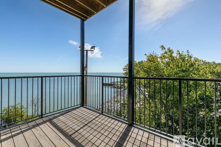 Chicago Apartment: 7729 N Eastlake Terrace