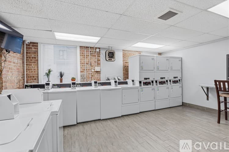 Chicago Apartment: 1100 W Glenlake Ave