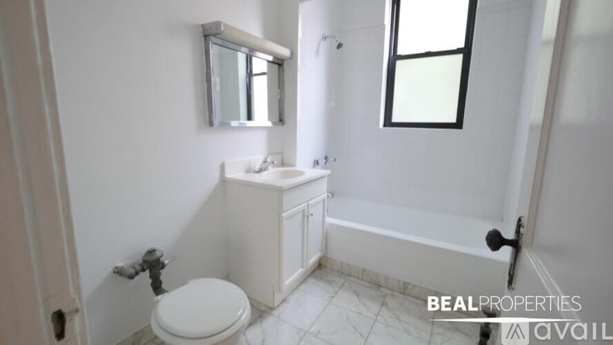 Chicago Apartment: 723 W Barry Ave