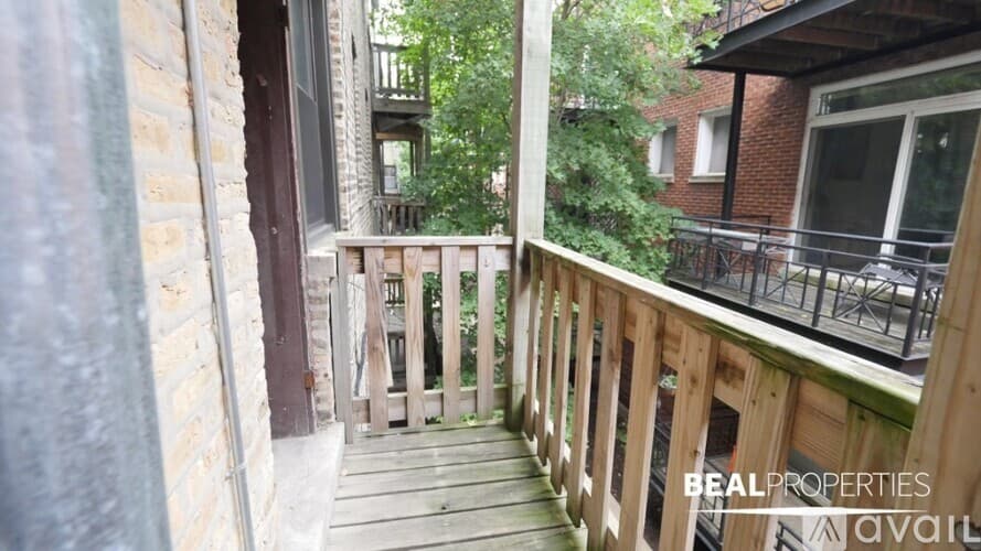 Chicago Apartment: 723 W Barry Ave