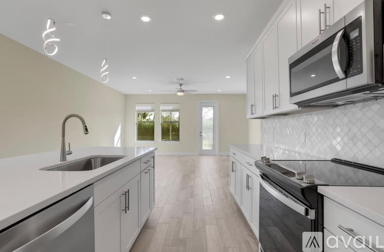 Wellington Townhome: Escue St