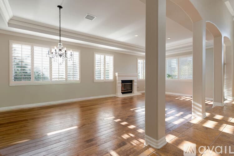 Thousand Oaks House: 750 Huntsdale Court
