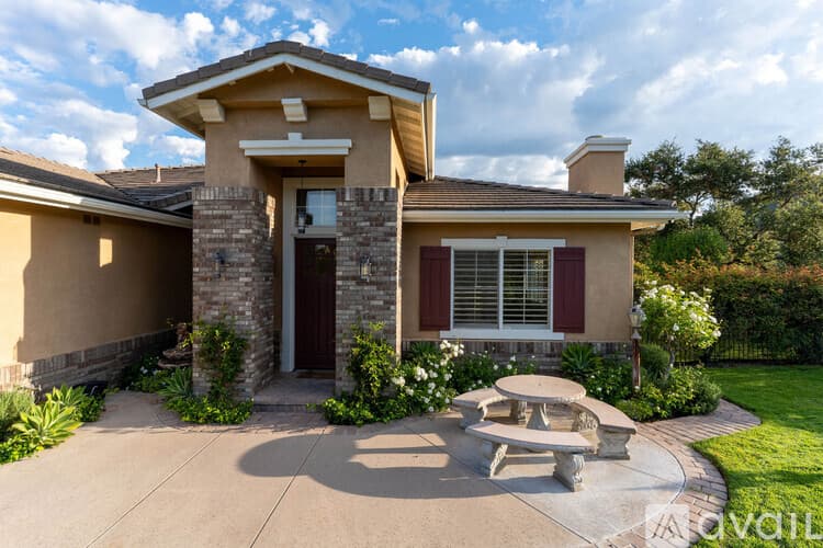 Thousand Oaks House: 750 Huntsdale Court