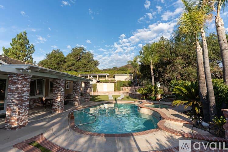 Thousand Oaks House: 750 Huntsdale Court