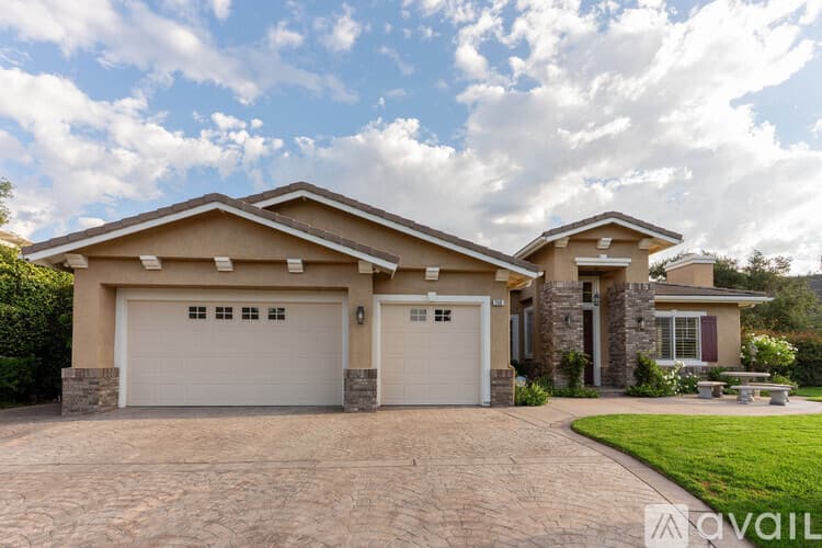 Thousand Oaks House: 750 Huntsdale Court