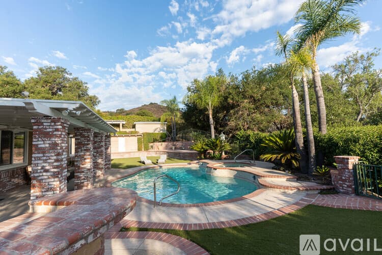 Thousand Oaks House: 750 Huntsdale Court