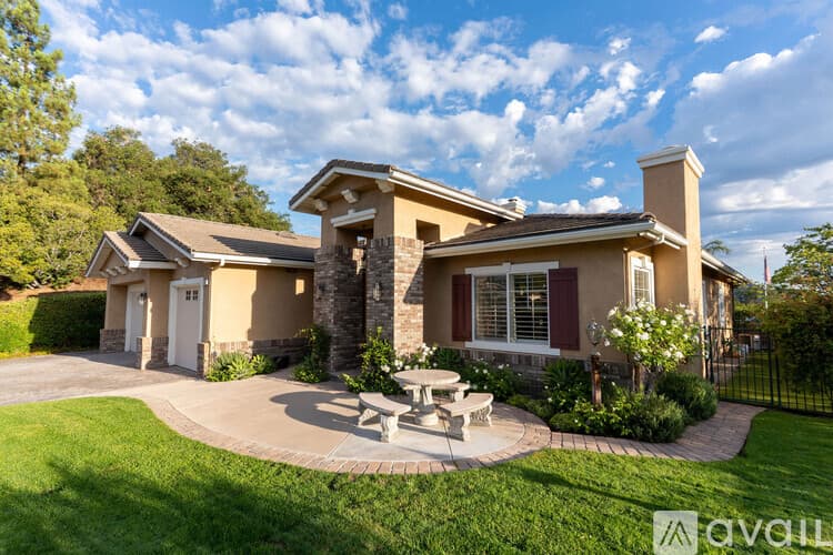Thousand Oaks House: 750 Huntsdale Court