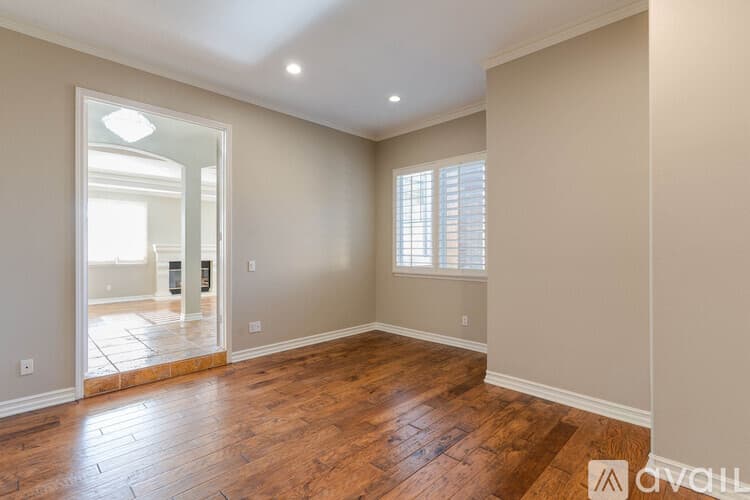 Thousand Oaks House: 750 Huntsdale Court