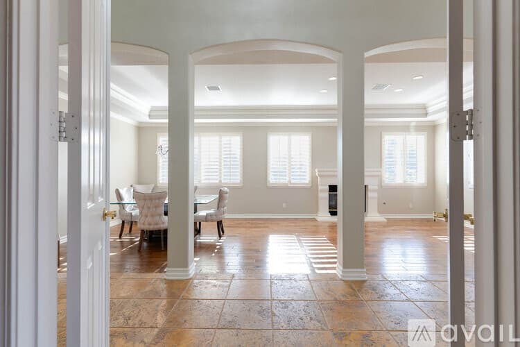 Thousand Oaks House: 750 Huntsdale Court