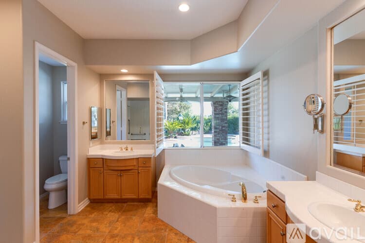 Thousand Oaks House: 750 Huntsdale Court