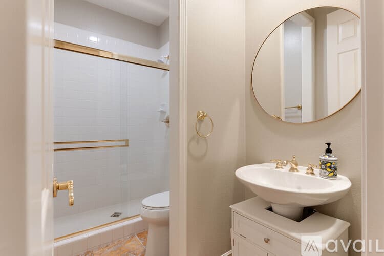 Thousand Oaks House: 750 Huntsdale Court