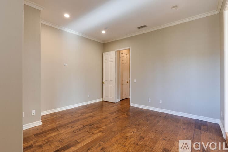 Thousand Oaks House: 750 Huntsdale Court