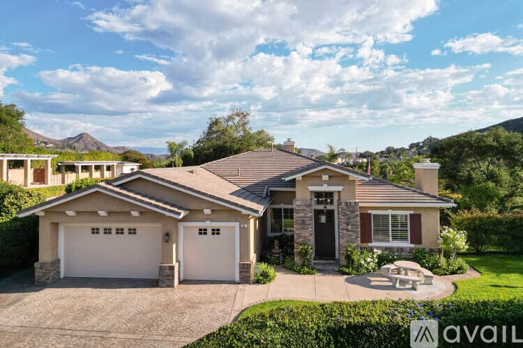 Thousand Oaks House: 750 Huntsdale Court