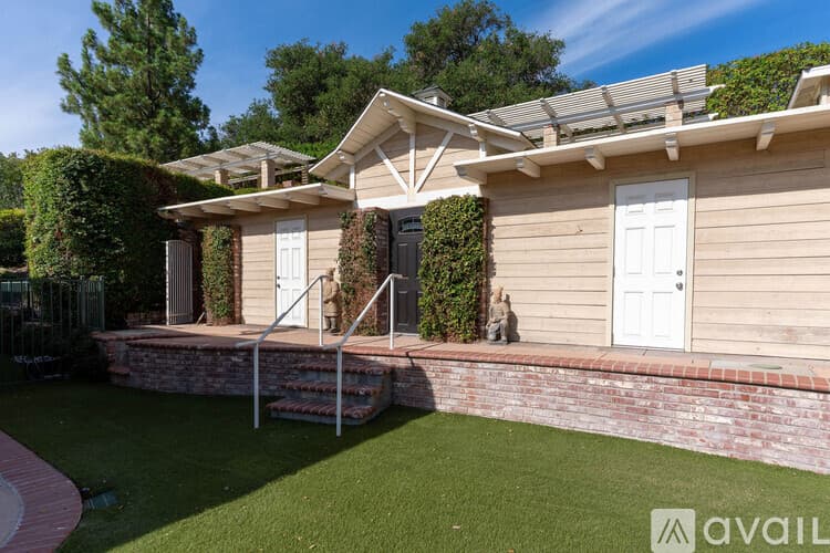 Thousand Oaks House: 750 Huntsdale Court