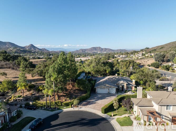 Thousand Oaks House: 750 Huntsdale Court