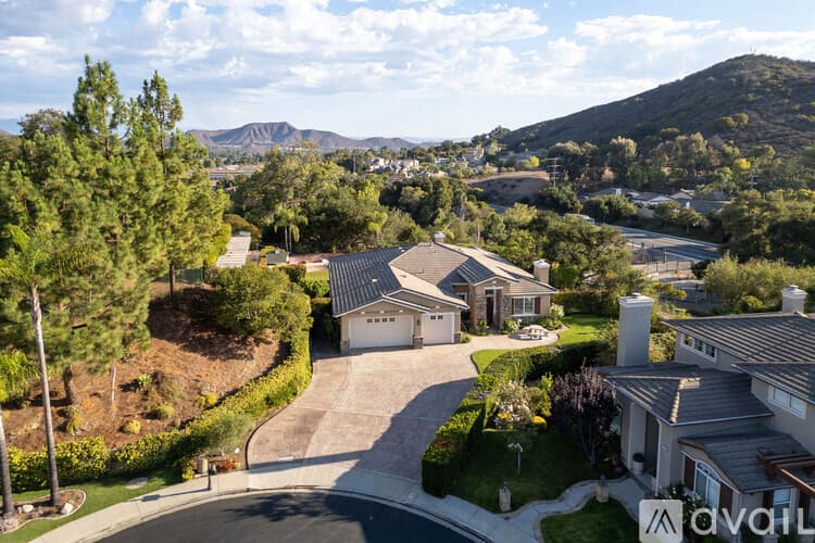 Thousand Oaks House: 750 Huntsdale Court