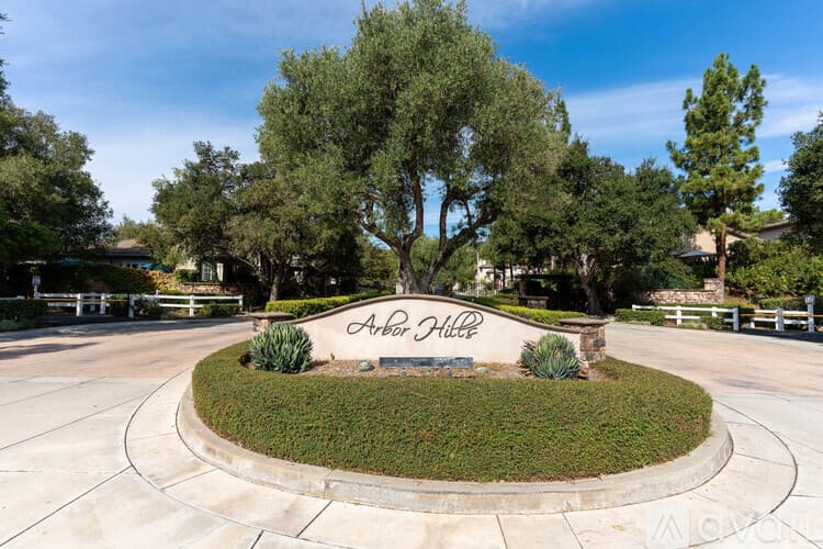 Thousand Oaks House: 750 Huntsdale Court