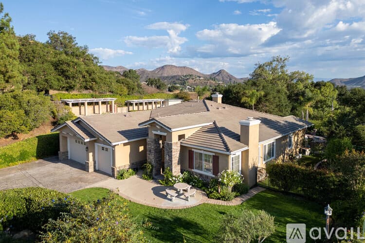 Thousand Oaks House: 750 Huntsdale Court